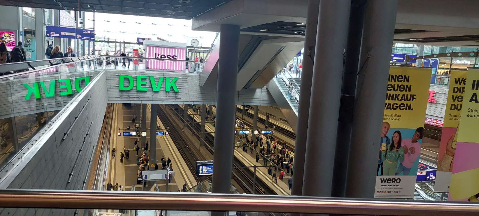 berlin hautbahnhof train tracks